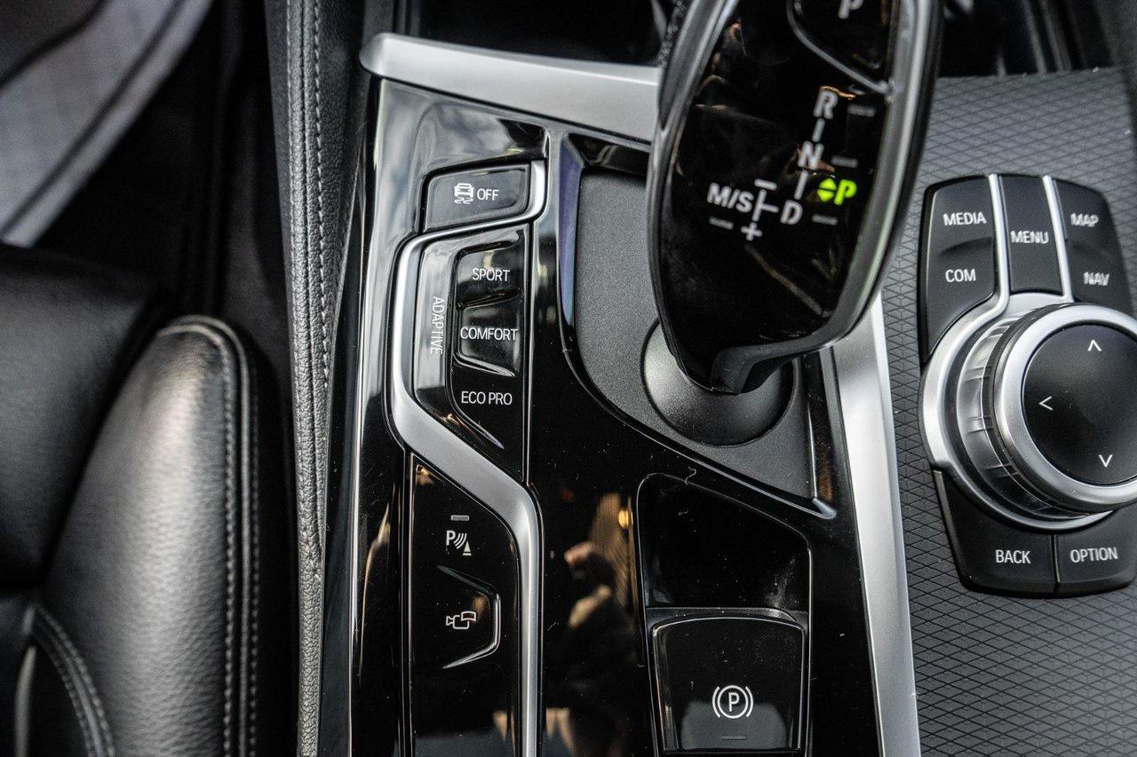 2022 BMW 5 Series M550i xDrive Photo