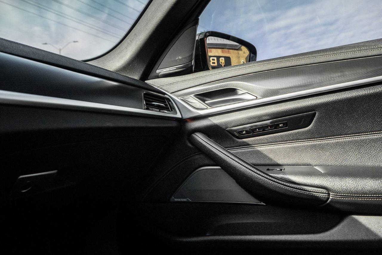 2022 BMW 5 Series M550i xDrive Photo