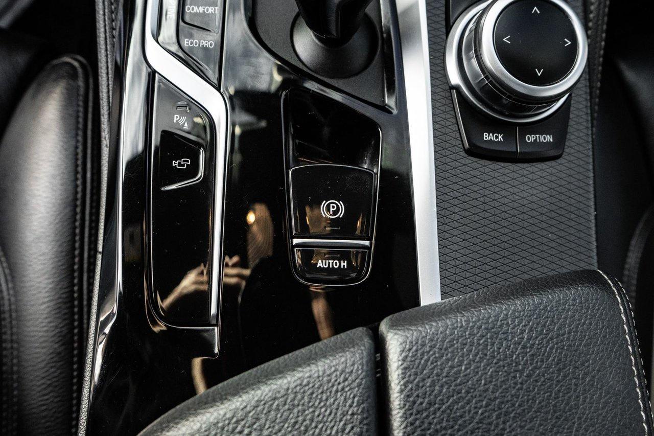 2022 BMW 5 Series M550i xDrive Photo