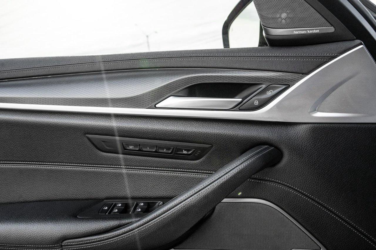 2022 BMW 5 Series M550i xDrive Photo