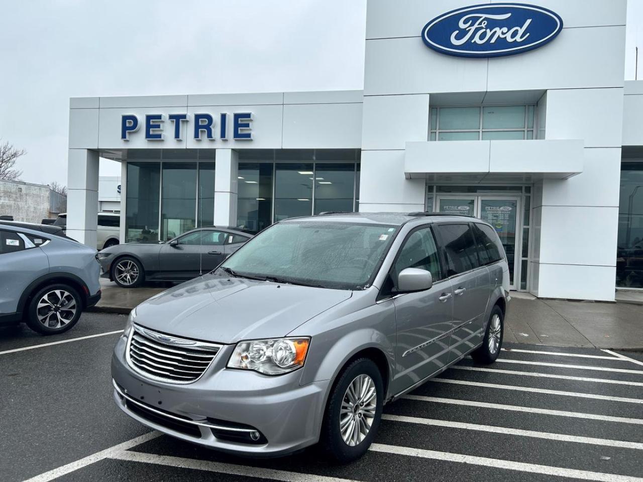 Used 2016 Chrysler Town & Country TOURING for sale in Kingston, ON