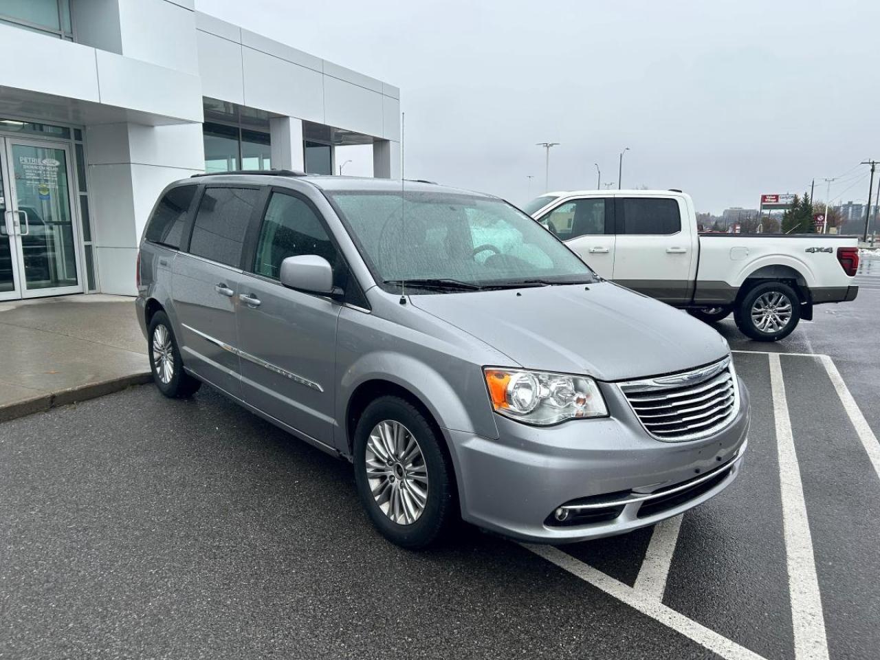 2016 Chrysler Town & Country TOURING Photo2