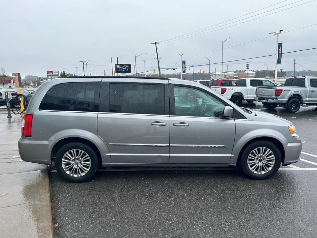 2016 Chrysler Town & Country TOURING Photo3