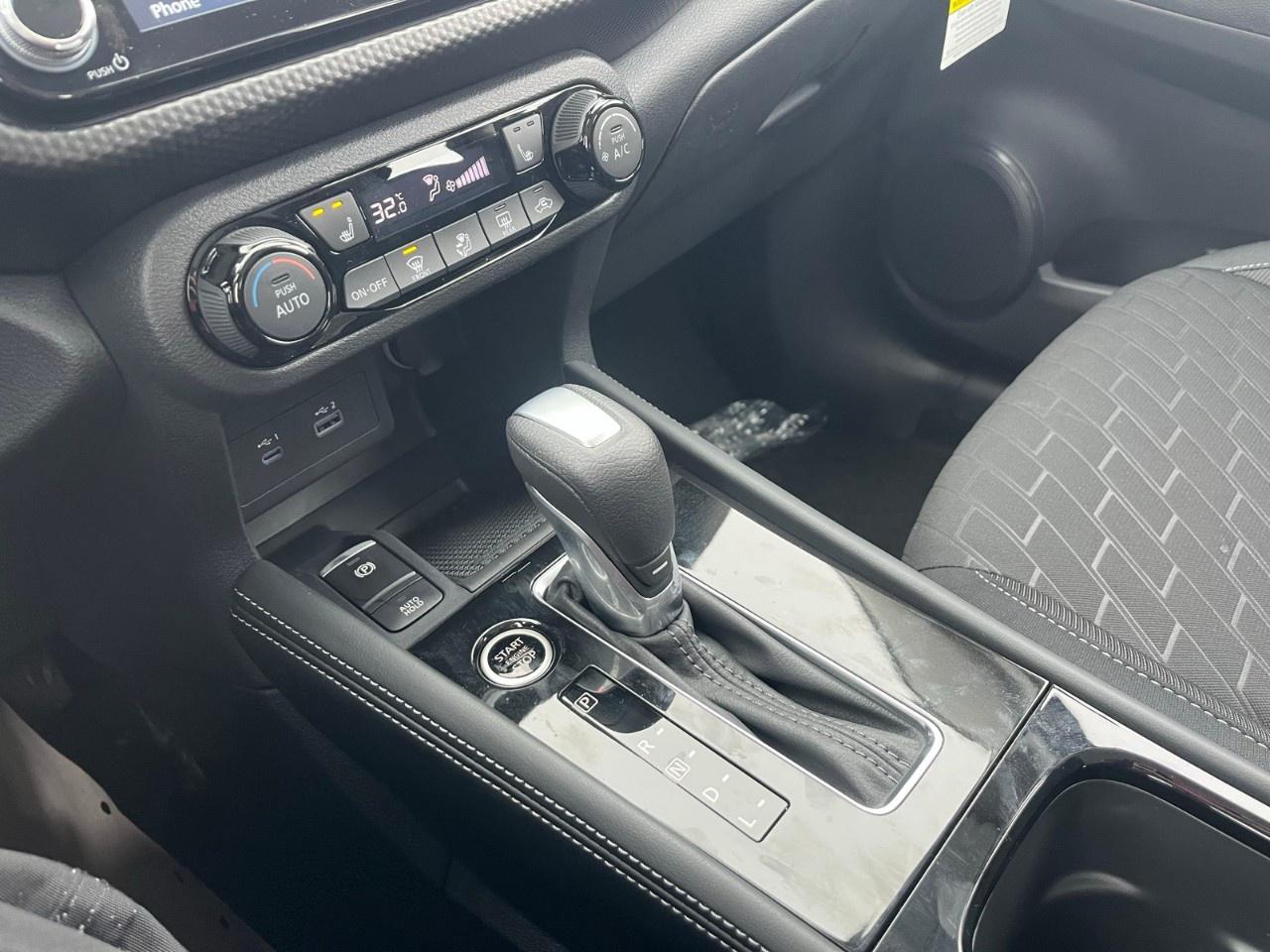 2025 Nissan Kicks Play SV FWD Photo