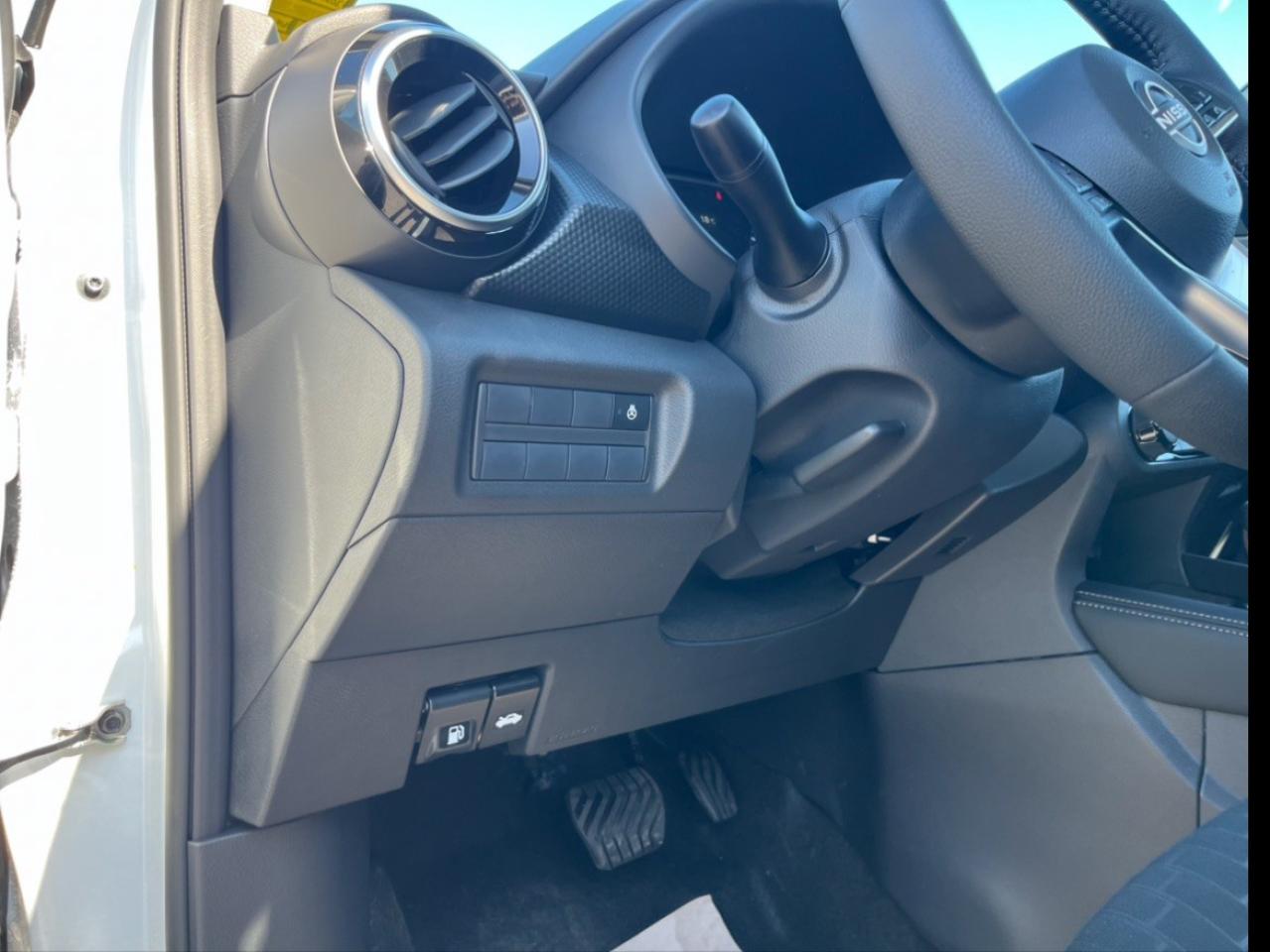 2025 Nissan Kicks Play SV FWD Photo