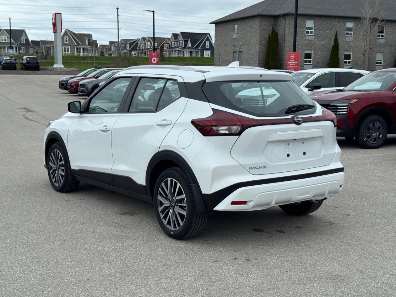 2025 Nissan Kicks Play SV FWD Photo4