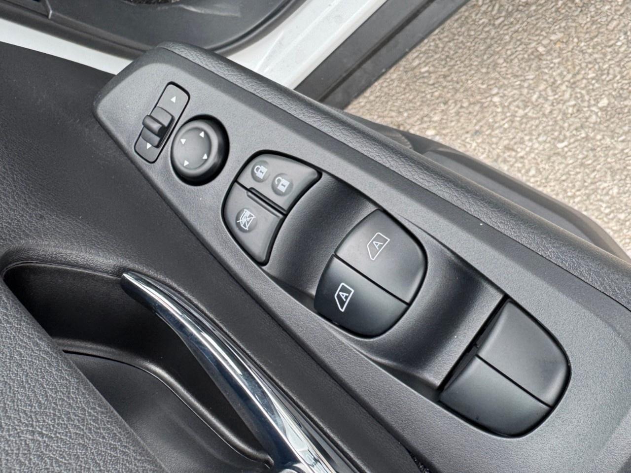 2025 Nissan Kicks Play SV FWD Photo
