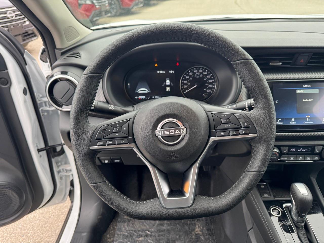 2025 Nissan Kicks Play SV FWD Photo