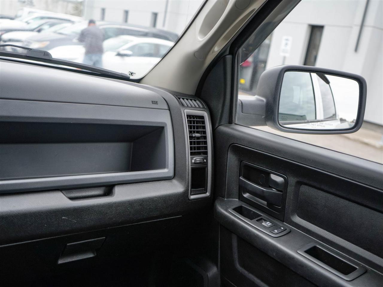 2019 RAM 1500 Classic EXPRESS CREW CAB 4X4 | 5.7 HEMI V8 | NO ACCIDENTS Photo