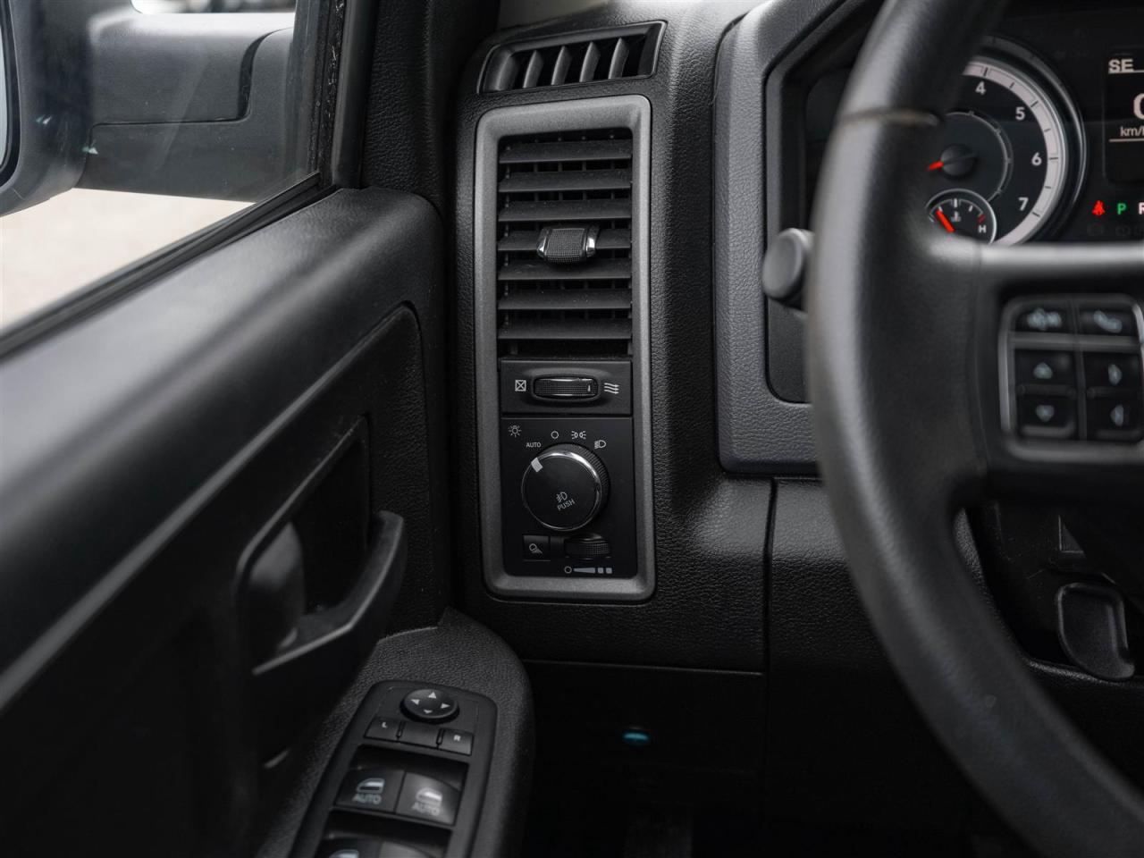 2019 RAM 1500 Classic EXPRESS CREW CAB 4X4 | 5.7 HEMI V8 | NO ACCIDENTS Photo