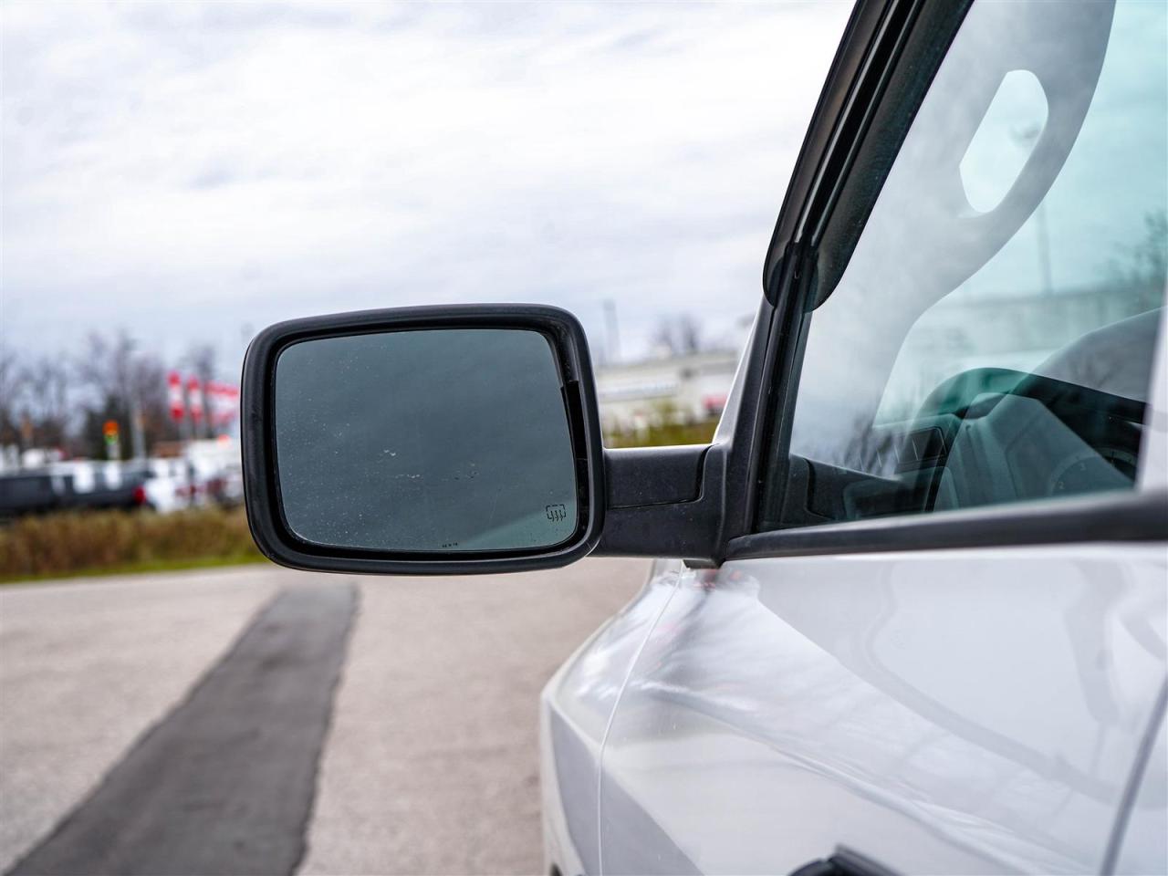 2019 RAM 1500 Classic EXPRESS CREW CAB 4X4 | 5.7 HEMI V8 | NO ACCIDENTS Photo