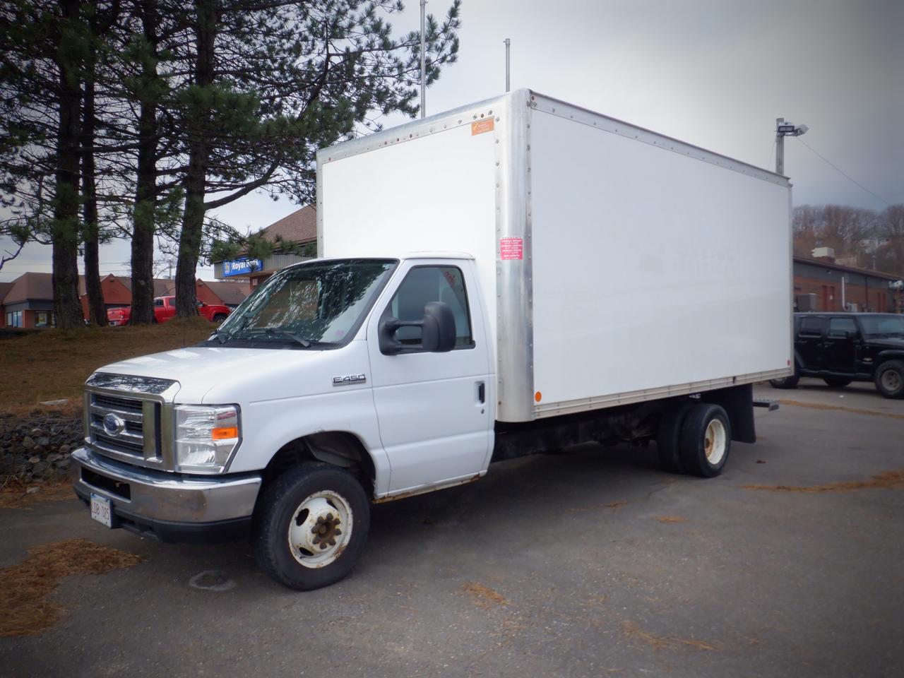 2019 Ford E-Series Cutaway  - Photo #1