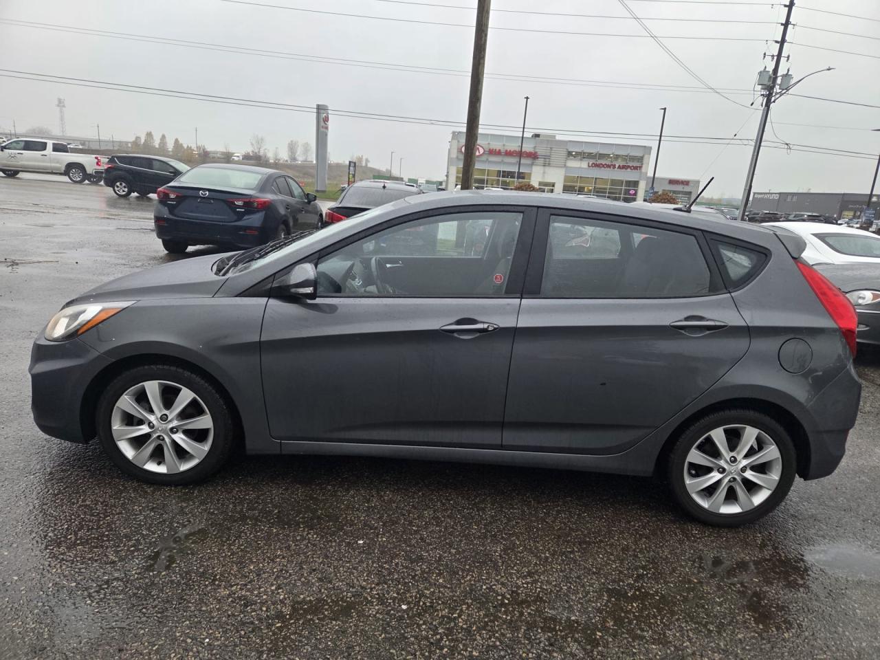 2013 Hyundai Accent GLS, HATCH, ALLOYS, ONLY 51KMS, CERTIFIED - Photo #2