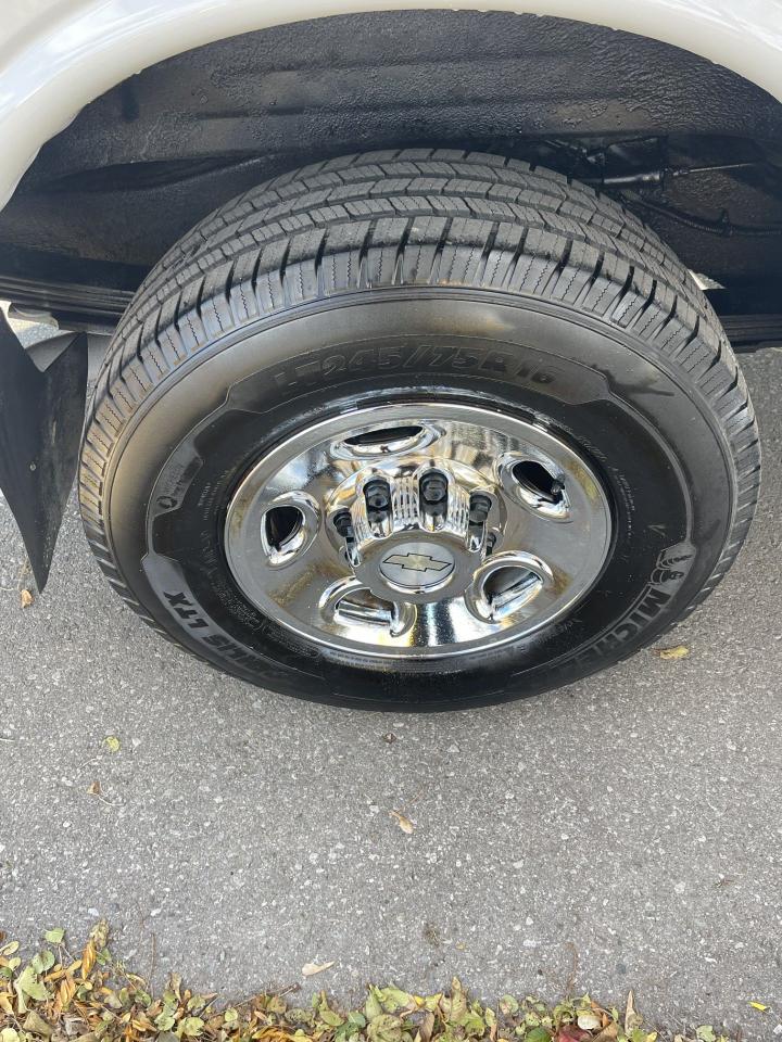 2011 Chevrolet Express Cargo Van 3500 1 TON   ONLY 171,000 KMS Photo