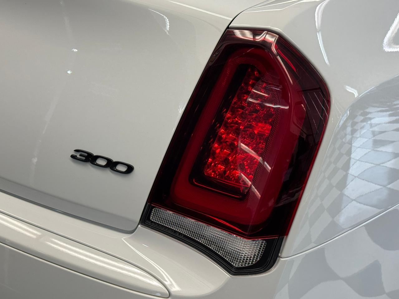 2023 Chrysler 300 300 Touring L AWD+Adaptive Cruise+Roof+Leather Photo