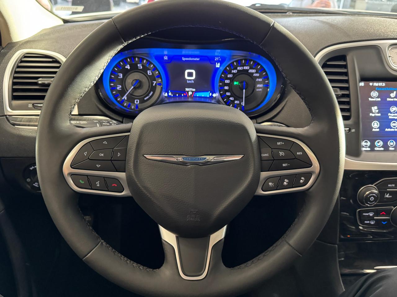 2023 Chrysler 300 300 Touring L AWD+Adaptive Cruise+Roof+Leather Photo