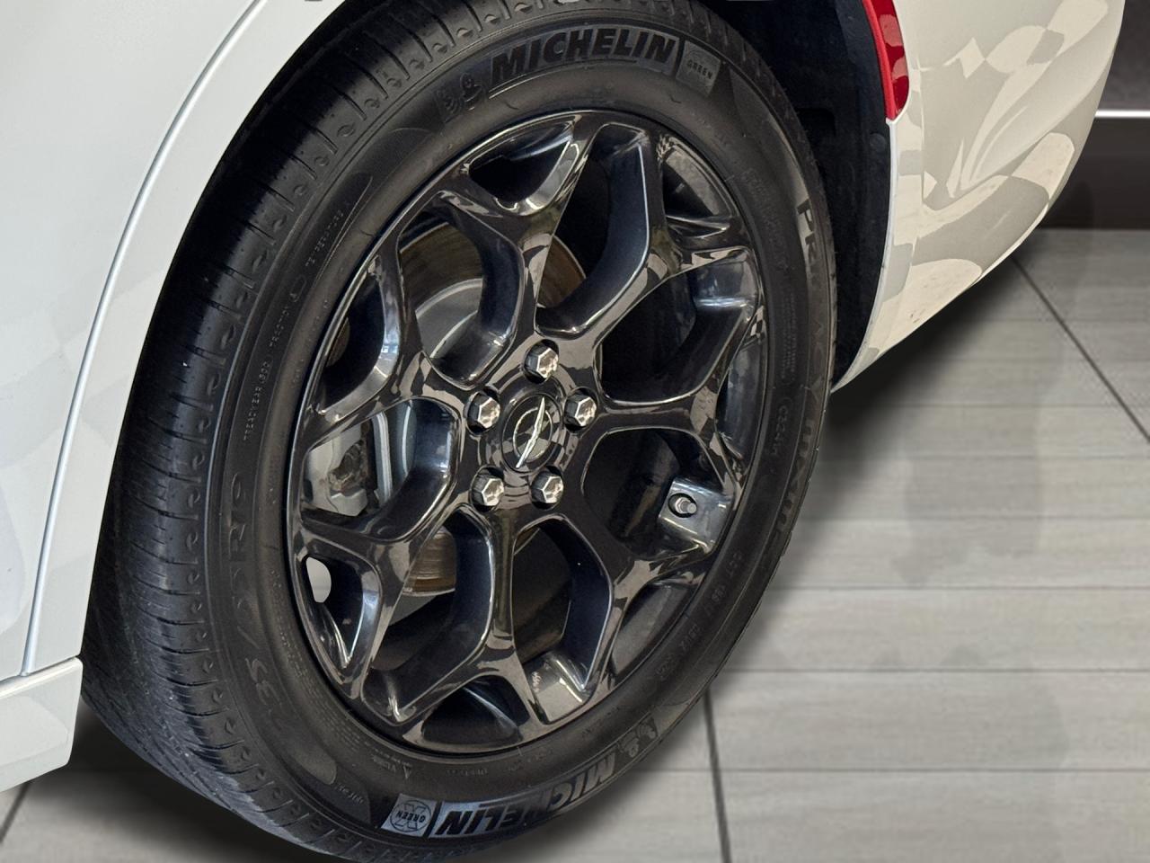 2023 Chrysler 300 300 Touring L AWD+Adaptive Cruise+Roof+Leather Photo