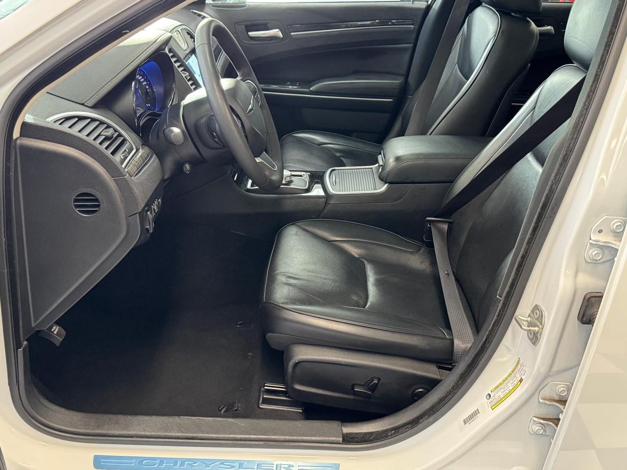 2023 Chrysler 300 300 Touring L AWD+Adaptive Cruise+Roof+Leather Photo