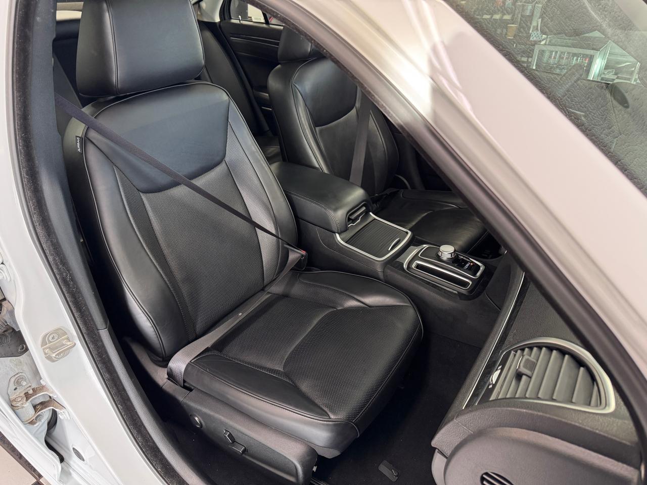 2023 Chrysler 300 300 Touring L AWD+Adaptive Cruise+Roof+Leather Photo