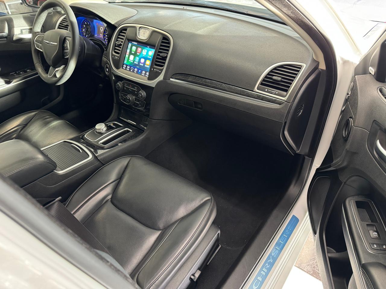 2023 Chrysler 300 300 Touring L AWD+Adaptive Cruise+Roof+Leather Photo