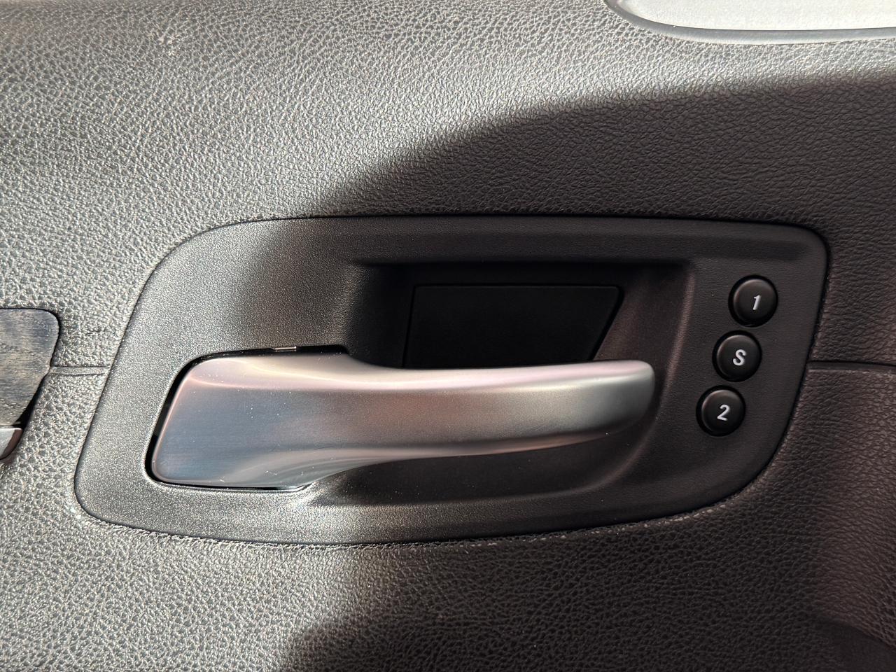 2023 Chrysler 300 300 Touring L AWD+Adaptive Cruise+Roof+Leather Photo