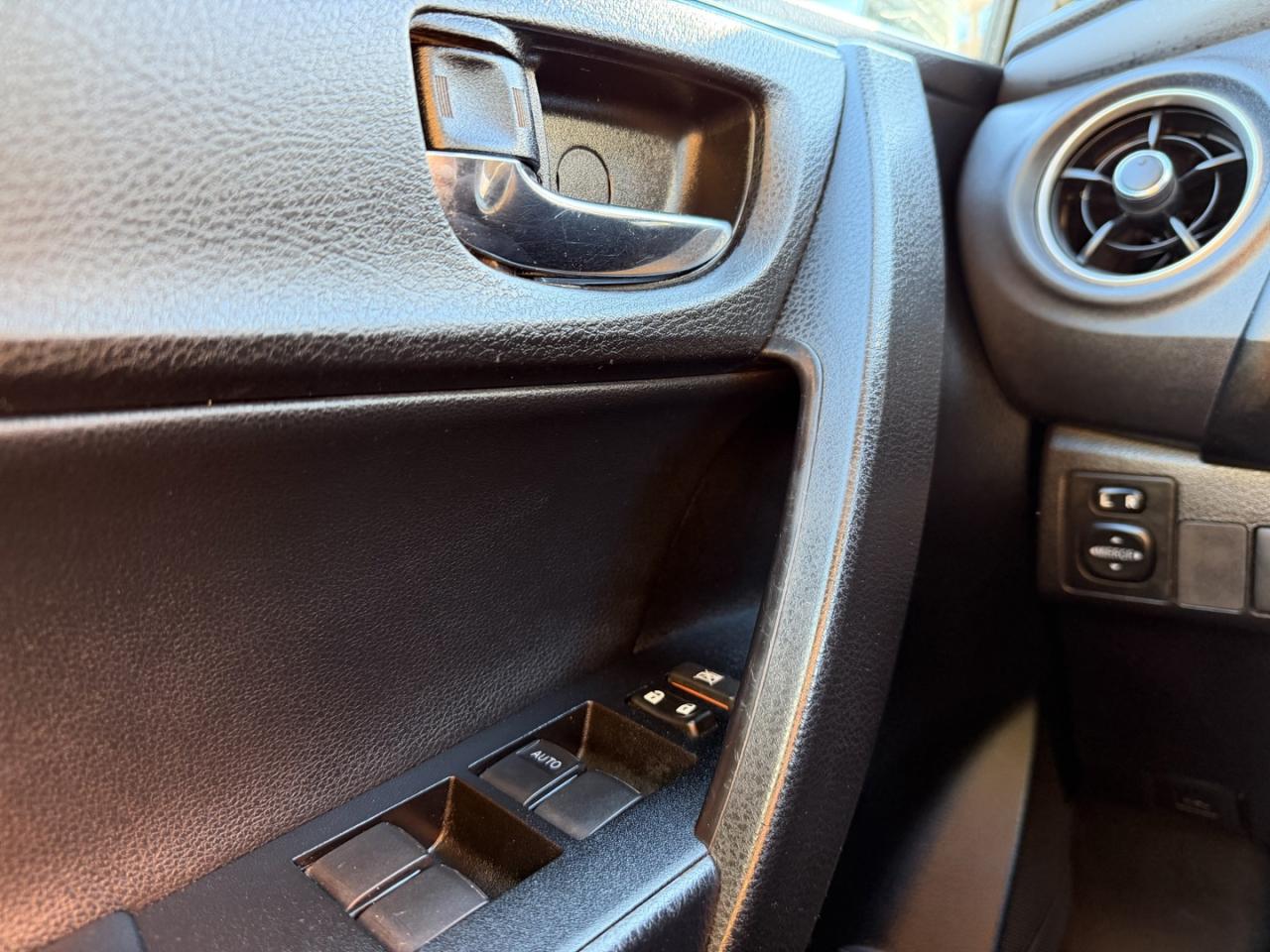 2018 Toyota Corolla SE - Photo #16