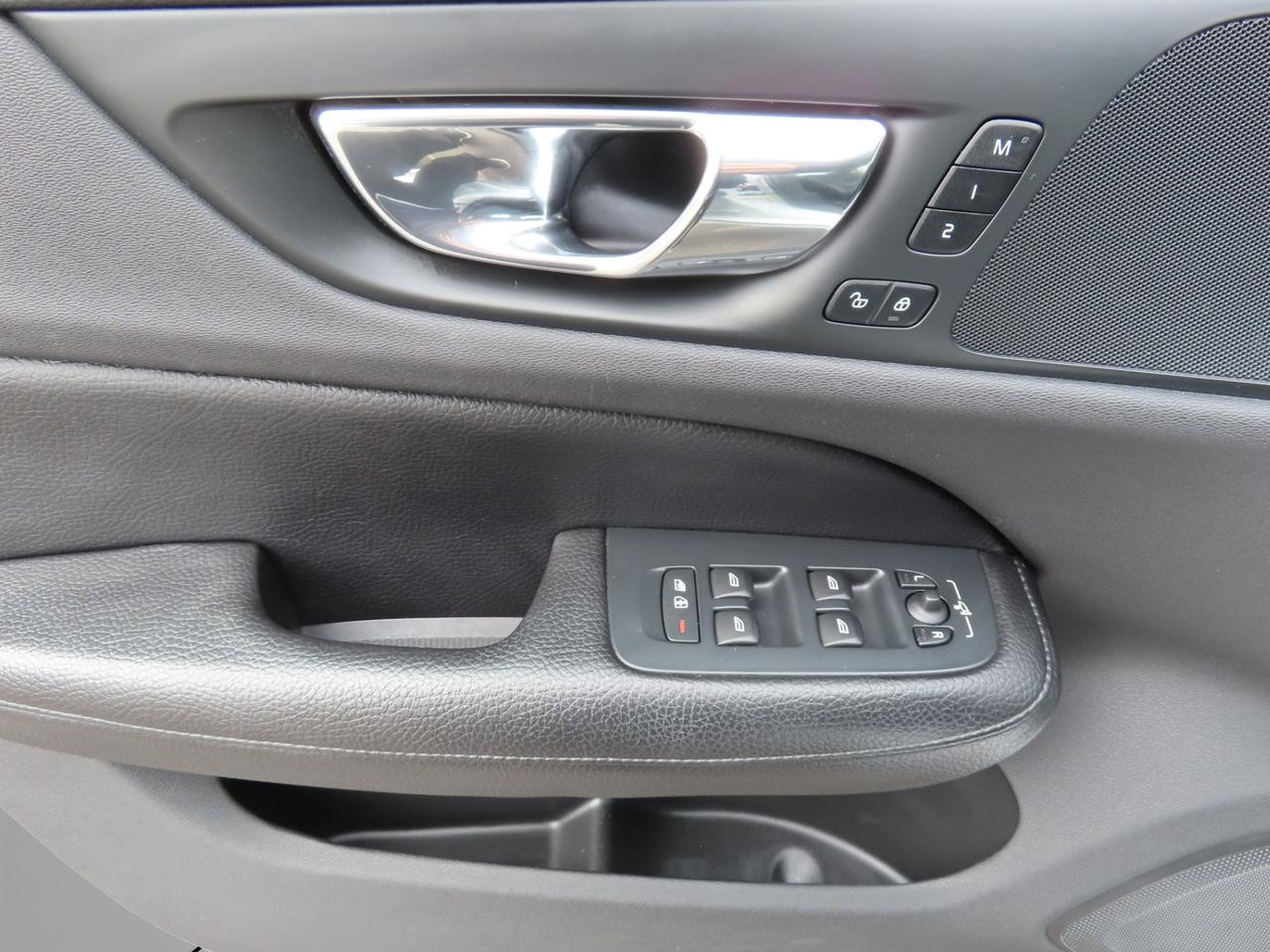 2019 Volvo S60 T6 AWD Momentum - Navigation - Leather !!! Photo