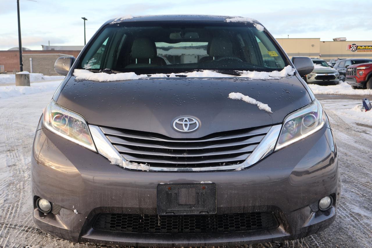 2017 Toyota Sienna XLE | | Moonroof | Photo3