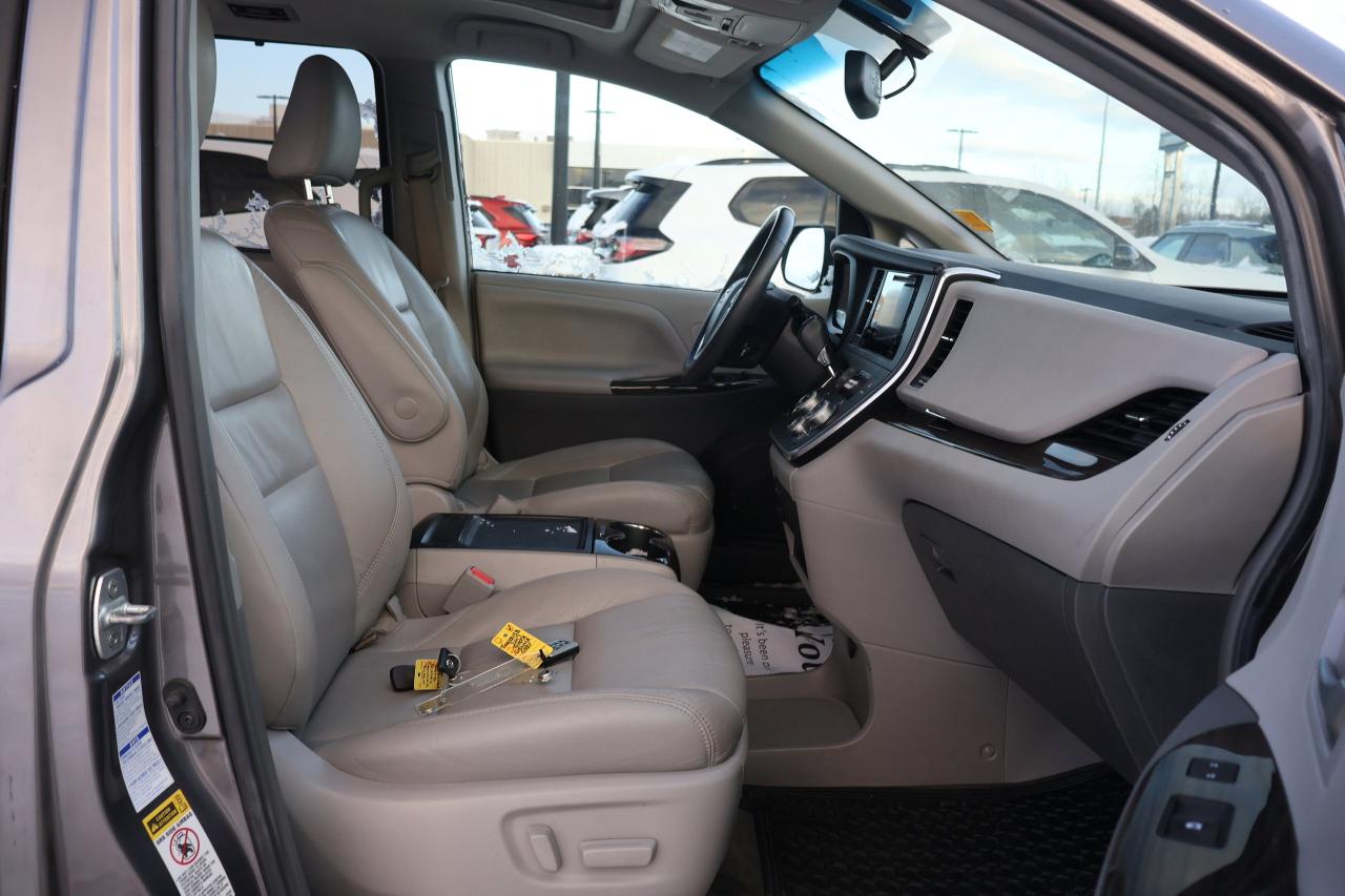 2017 Toyota Sienna XLE | | Moonroof | Photo