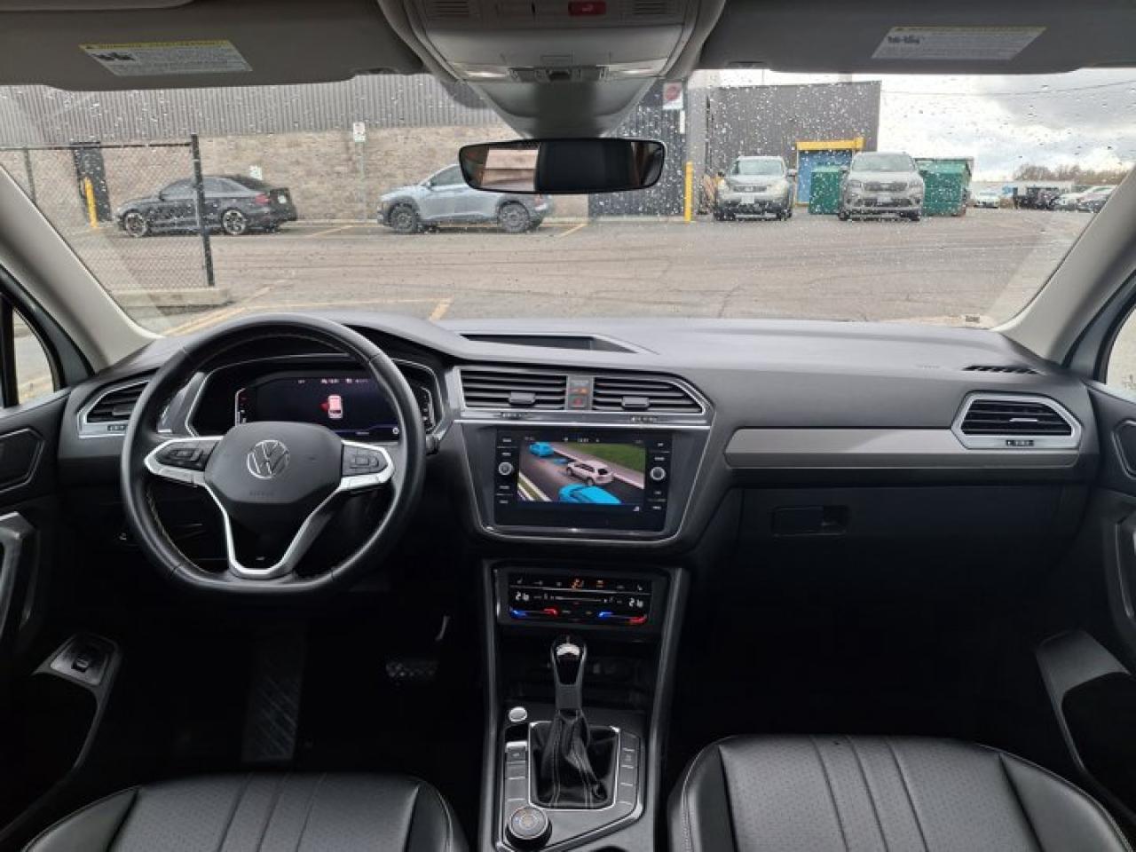 2024 Volkswagen Tiguan Comfortline AWD | Panoramic Sunroof | Leather | Heated Seats | CarPlay + Android | Rear Cam & More ! Photo