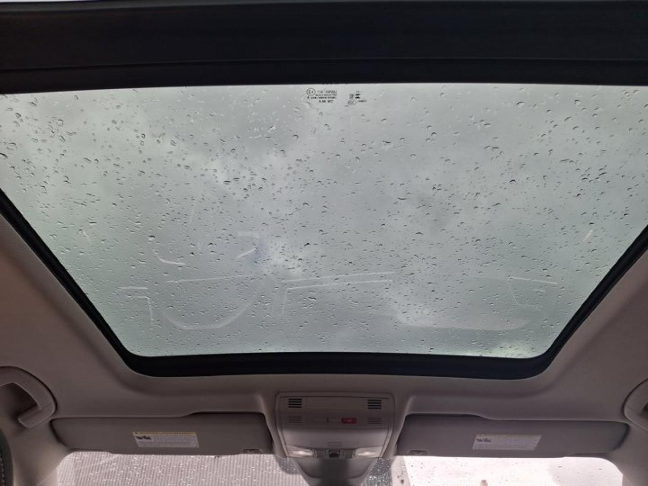 2024 Volkswagen Tiguan Comfortline AWD | Panoramic Sunroof | Leather | Heated Seats | CarPlay + Android | Rear Cam & More ! Photo