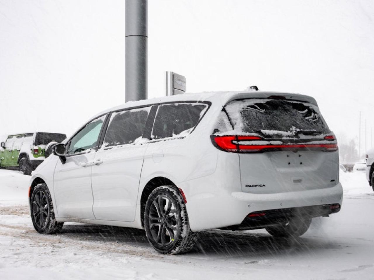 2026 Chrysler Pacifica Select Photo