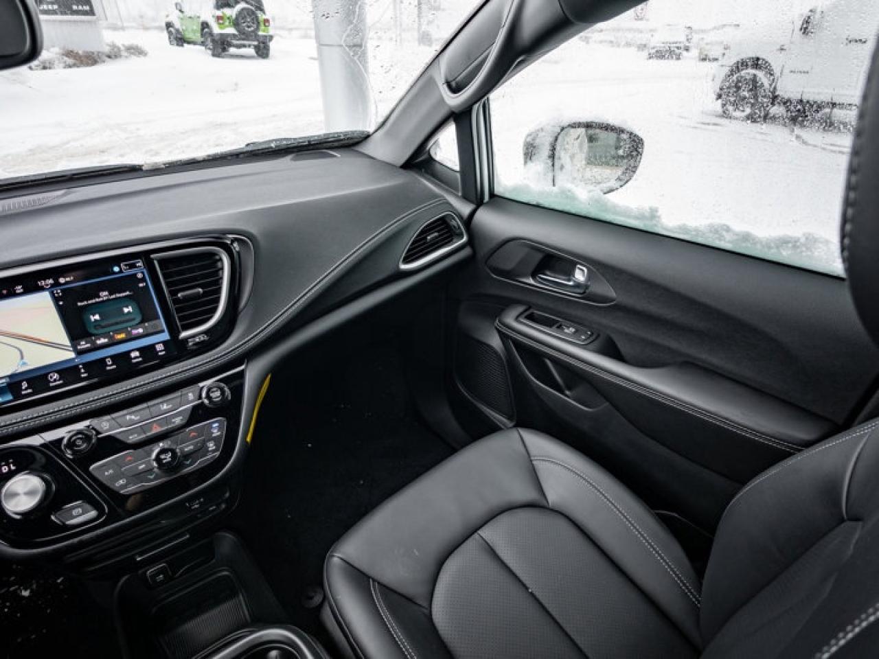 2026 Chrysler Pacifica Select Photo