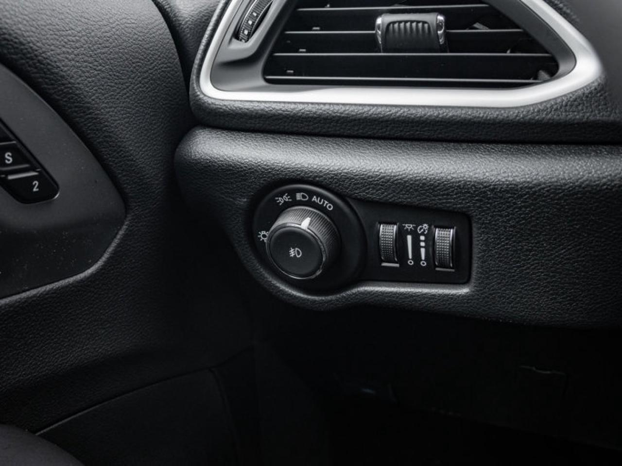 2026 Chrysler Pacifica Select Photo