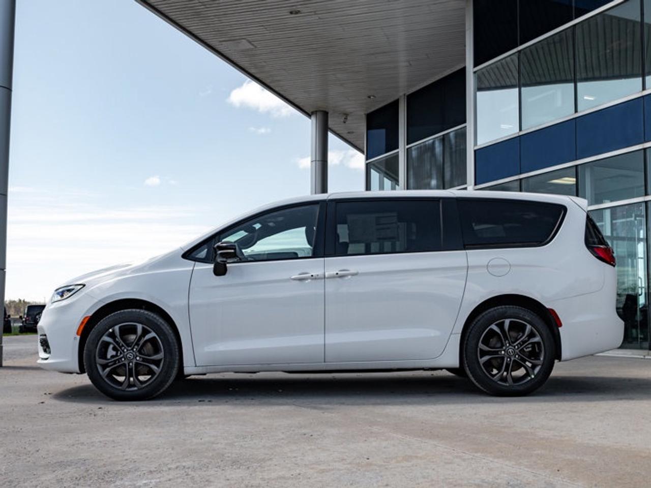 2026 Chrysler Pacifica Select Photo