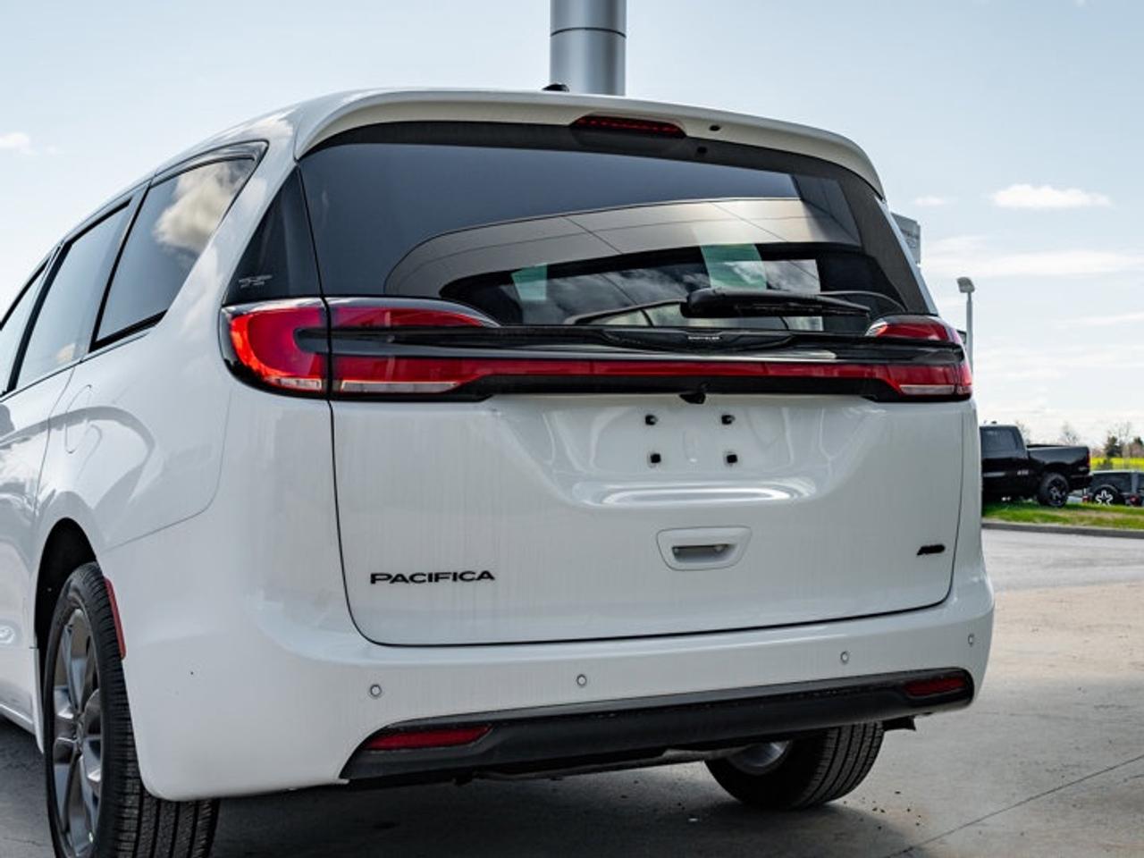 2026 Chrysler Pacifica Select Photo