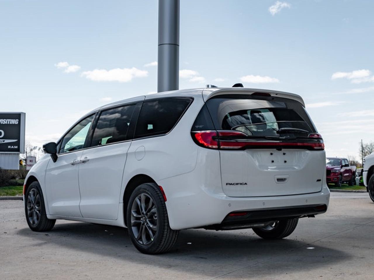2026 Chrysler Pacifica Select Photo