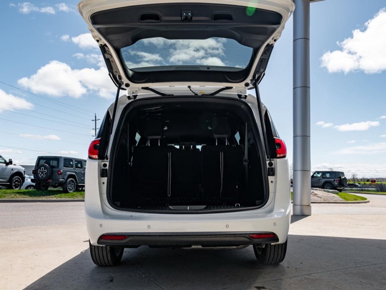 2026 Chrysler Pacifica Select Photo
