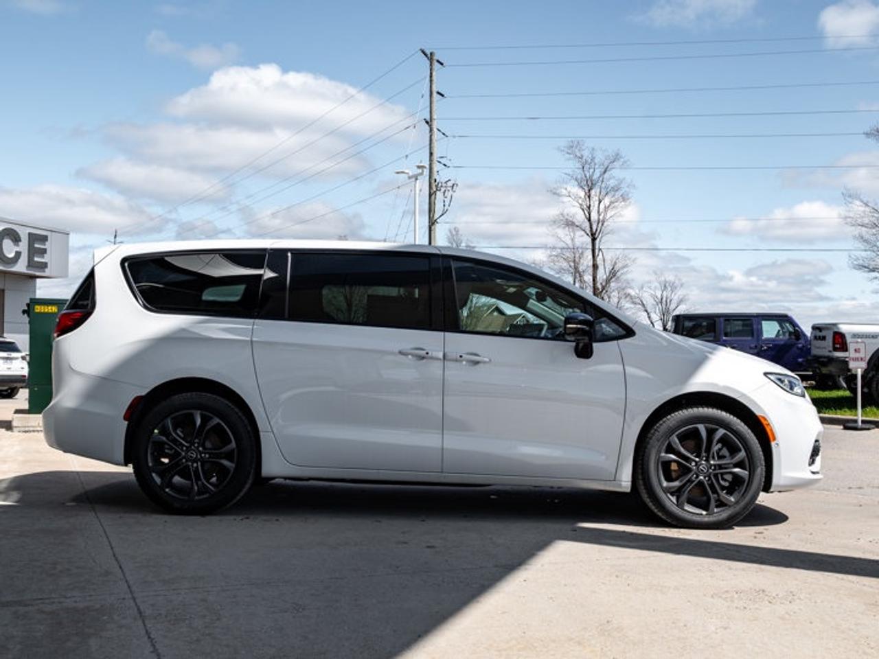 2026 Chrysler Pacifica Select Photo