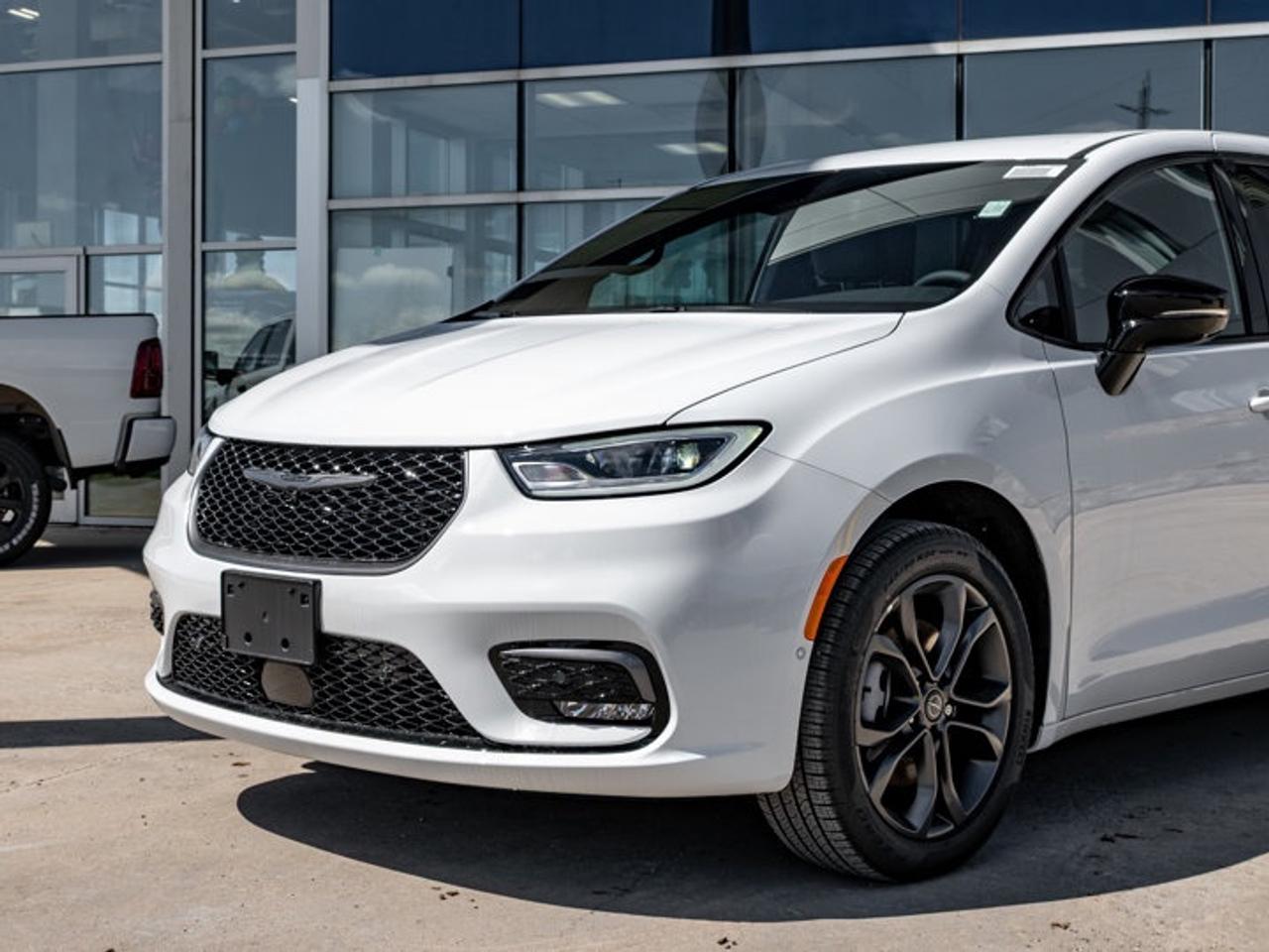 2026 Chrysler Pacifica Select Photo