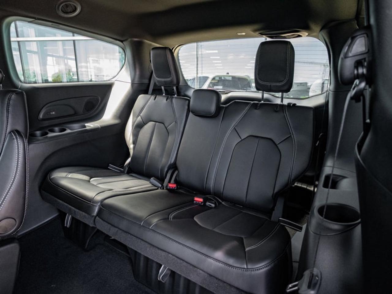 2026 Chrysler Pacifica Select Photo