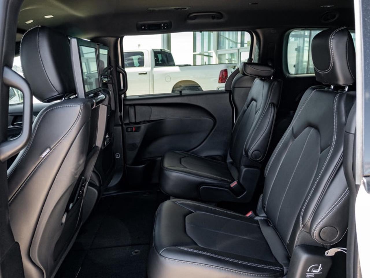 2026 Chrysler Pacifica Select Photo