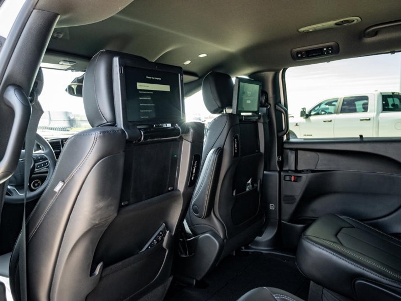 2026 Chrysler Pacifica Select Photo