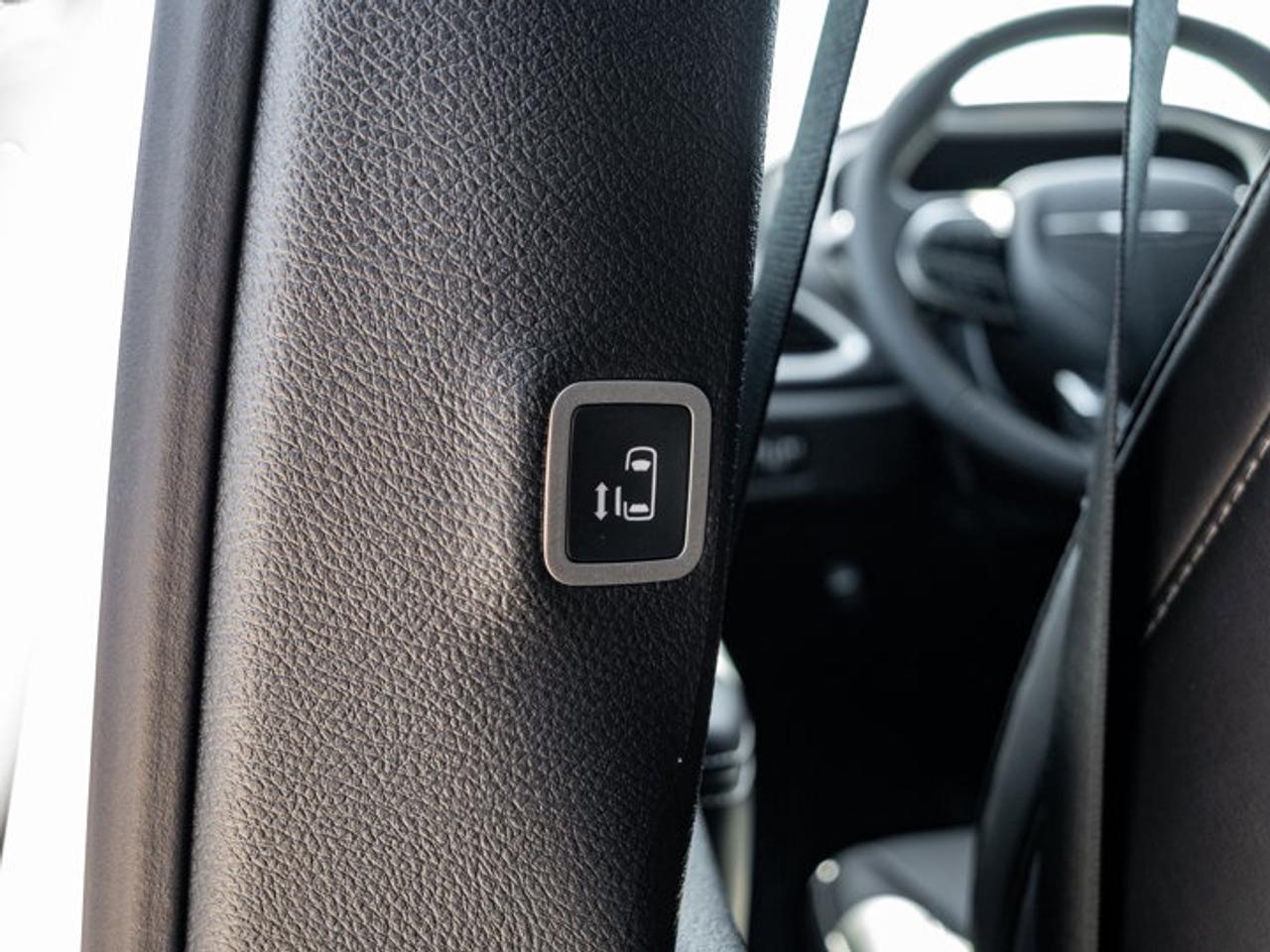 2026 Chrysler Pacifica Select Photo