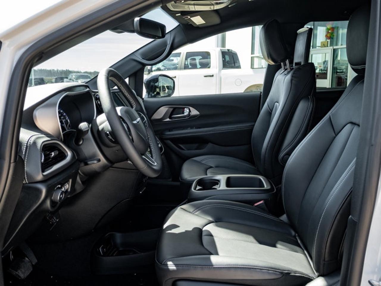 2026 Chrysler Pacifica Select Photo