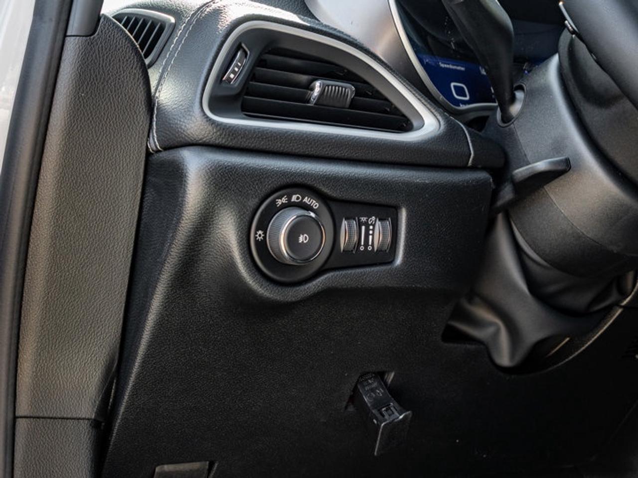 2026 Chrysler Pacifica Select Photo