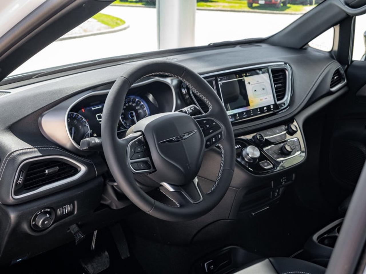 2026 Chrysler Pacifica Select Photo