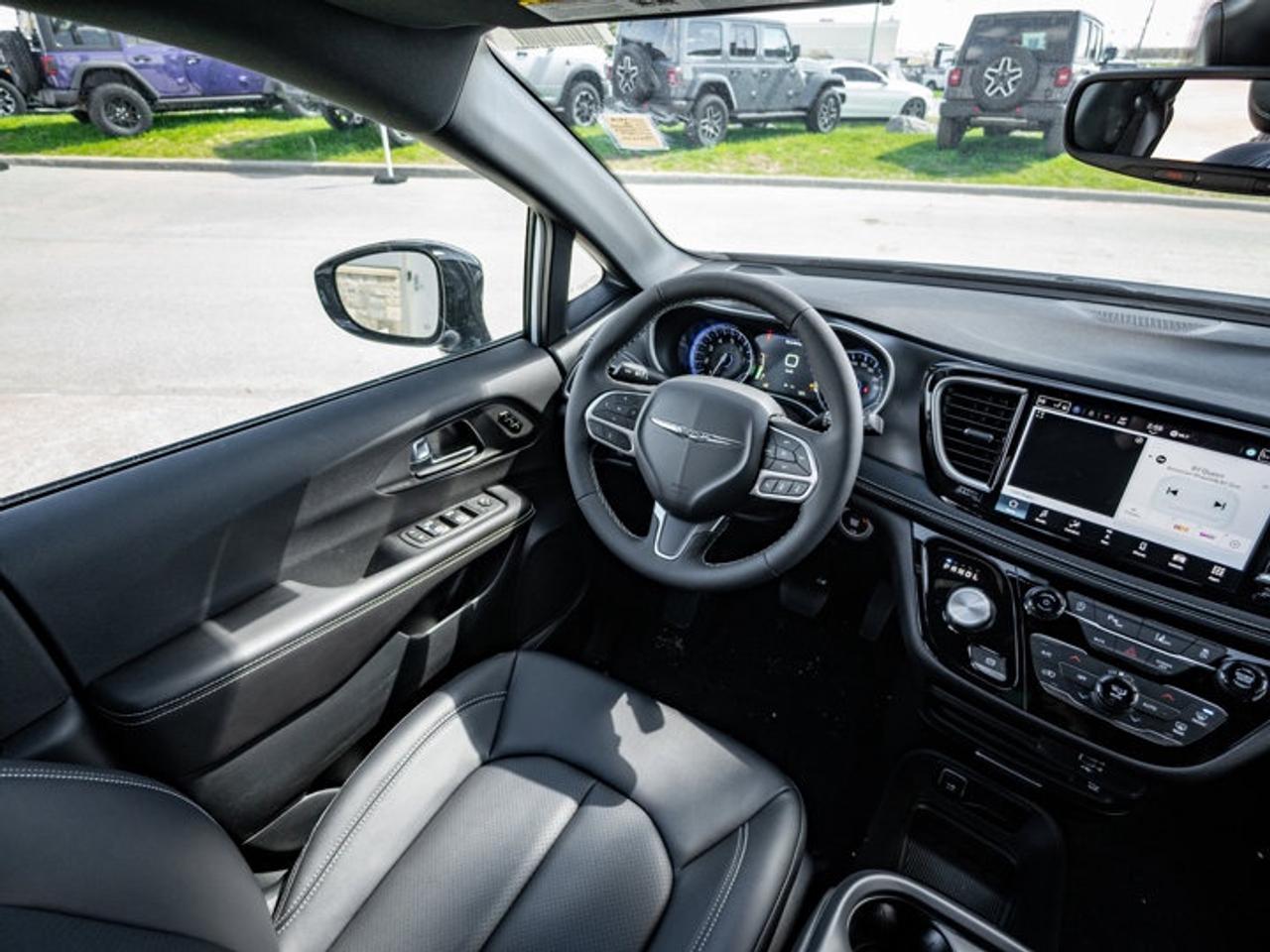 2026 Chrysler Pacifica Select Photo