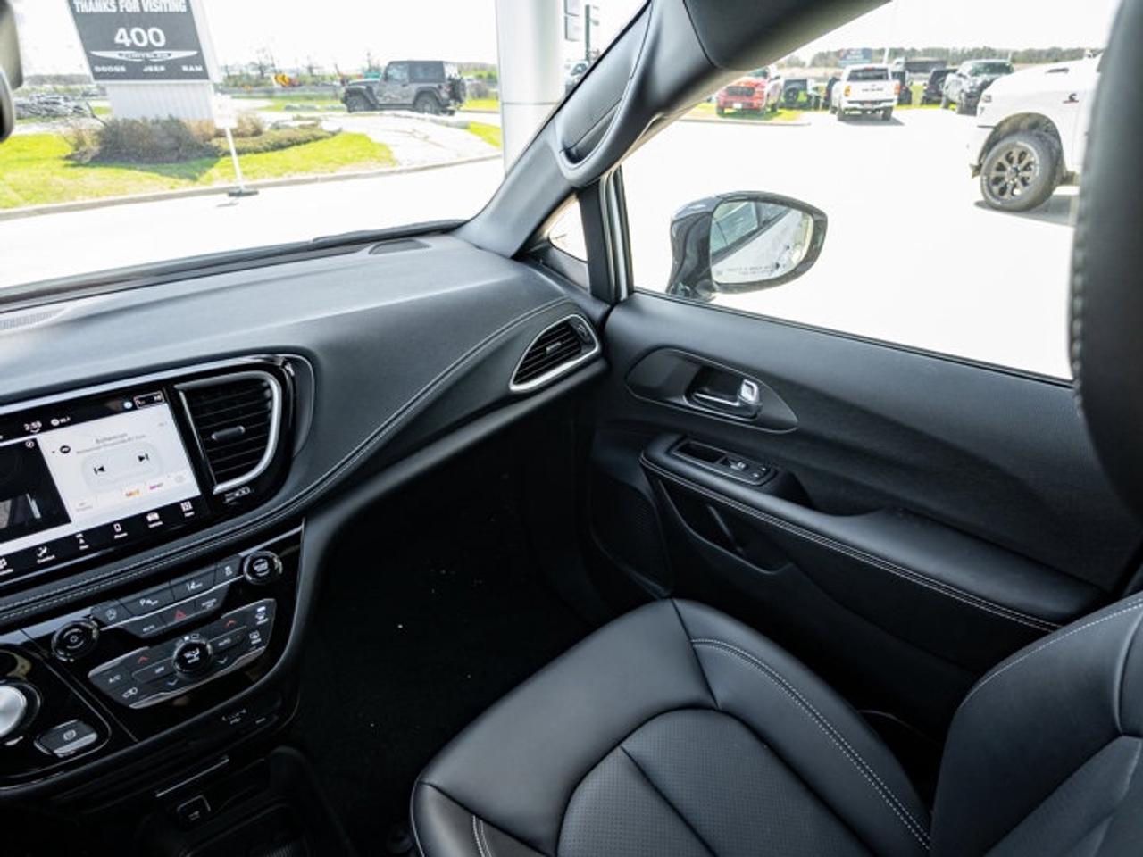 2026 Chrysler Pacifica Select Photo