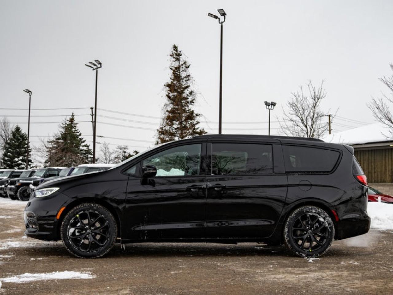 2026 Chrysler Pacifica Select Photo4